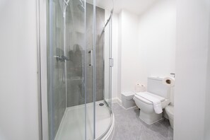 Shower, hair dryer, towels, toilet paper - Ilford Apartments on the Lane (Ilford)