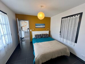 3 slaapkamers, een strijkplank/strijkijzer, reisbedje, internet