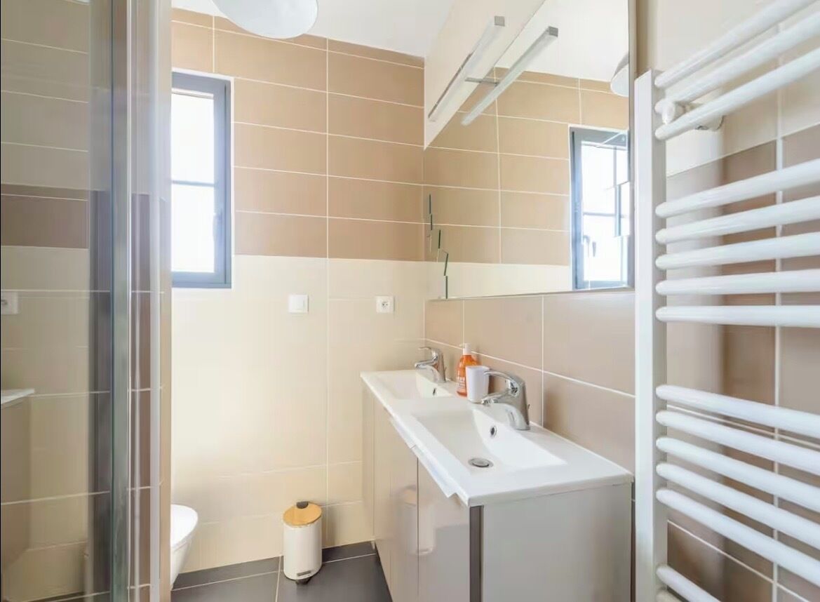 Shower, hair dryer, toilet paper