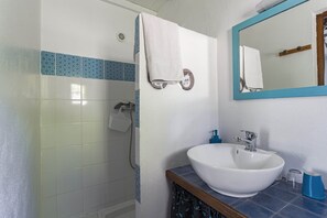 Douche, sèche-cheveux, serviettes fournies