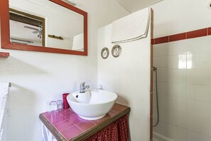 Douche, sèche-cheveux, serviettes fournies