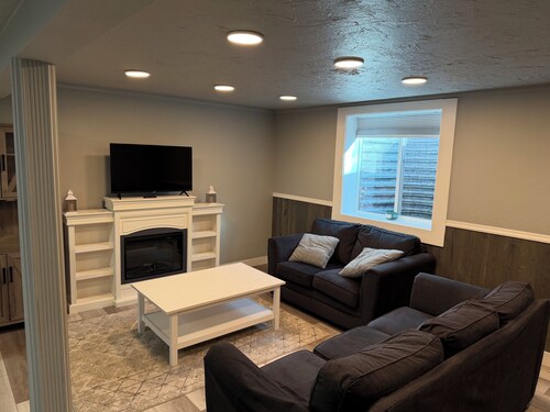 Comfortable 2 bed 1 bath Full Apartment