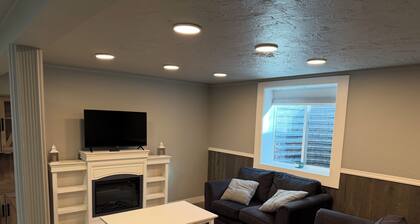 Comfortable 2 bed 1 bath Full Apartment