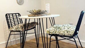 Un comedor con una mesa redonda y cuatro sillas, cada una con un diseño diferente.