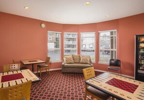 Dining - Beautiful Oceanfront 3 BR Condo with pools and hot tubs plus much more! (Depoe Bay)