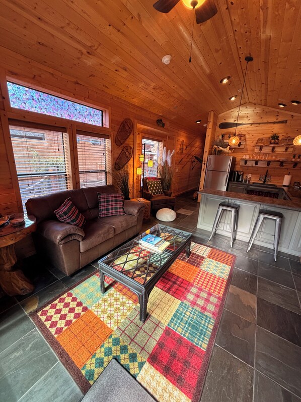 Luxury Cabin, River View - The Cabins at Country Road (Evergreen)