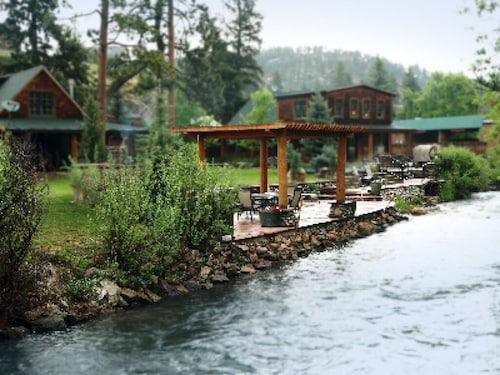 The Cabins at Country Road