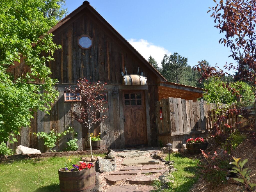 Luxury Cabin, Private Bathroom, River View (Bootlegger Barn) | Free WiFi
