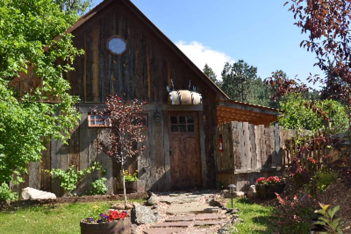 Luxury Cabin, Private Bathroom, River View (Bootlegger Barn) | Free WiFi