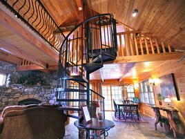 Luxury Double Room, Shared Bathroom, River View (Huckleberry House) | Free WiFi