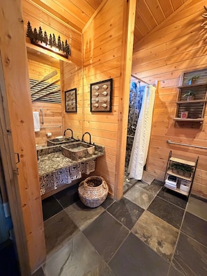 Luxury Cabin, River View - The Cabins at Country Road (Evergreen)