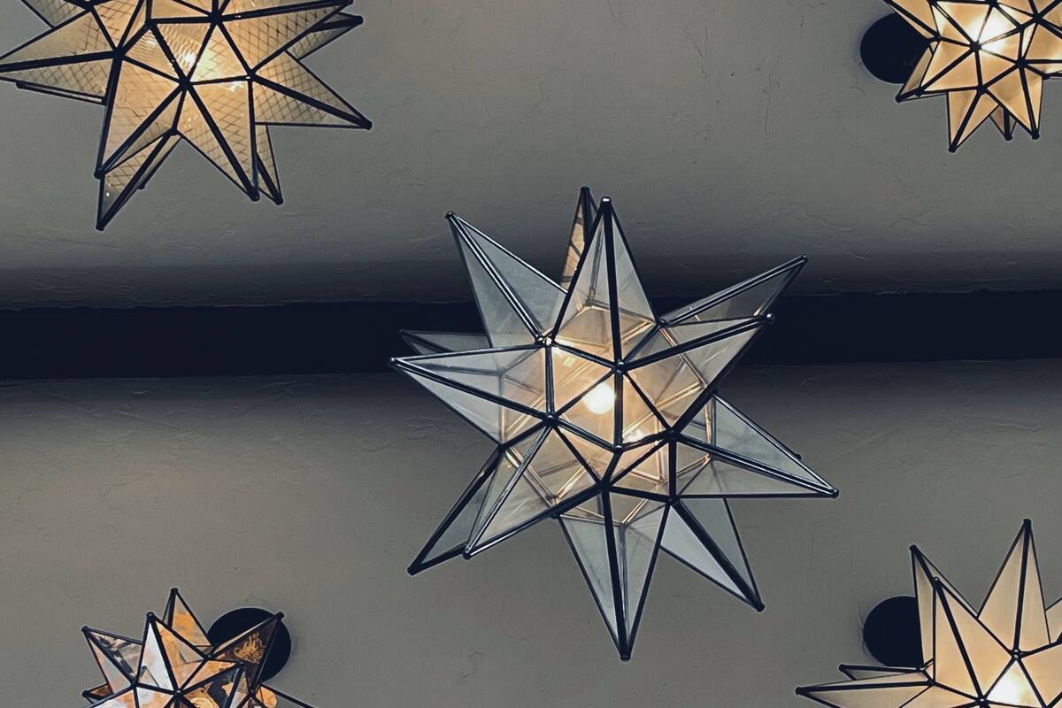 Techo con lámparas geométricas en forma de estrella.