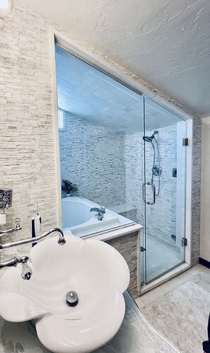 Luxury Cottage, Private Bathroom, River View (Columbine Cottage) | Bathroom