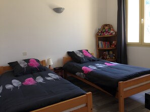 2 bedrooms, iron/ironing board, WiFi - Maison la Joubarbe – Stone House for 5 with Stunning Mont Ventoux Views (Brantes)