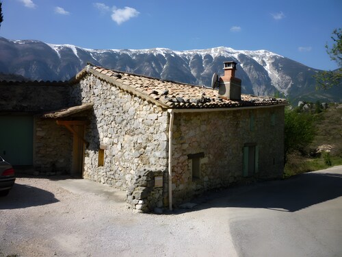 Maison la Joubarbe – Stone House for 5 with Stunning Mont Ventoux Views