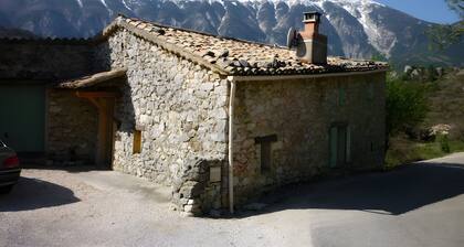 Maison la Joubarbe – Stone House for 5 with Stunning Mont Ventoux Views