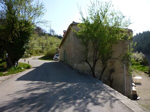 Property grounds - Maison la Joubarbe – Stone House for 5 with Stunning Mont Ventoux Views (Brantes)