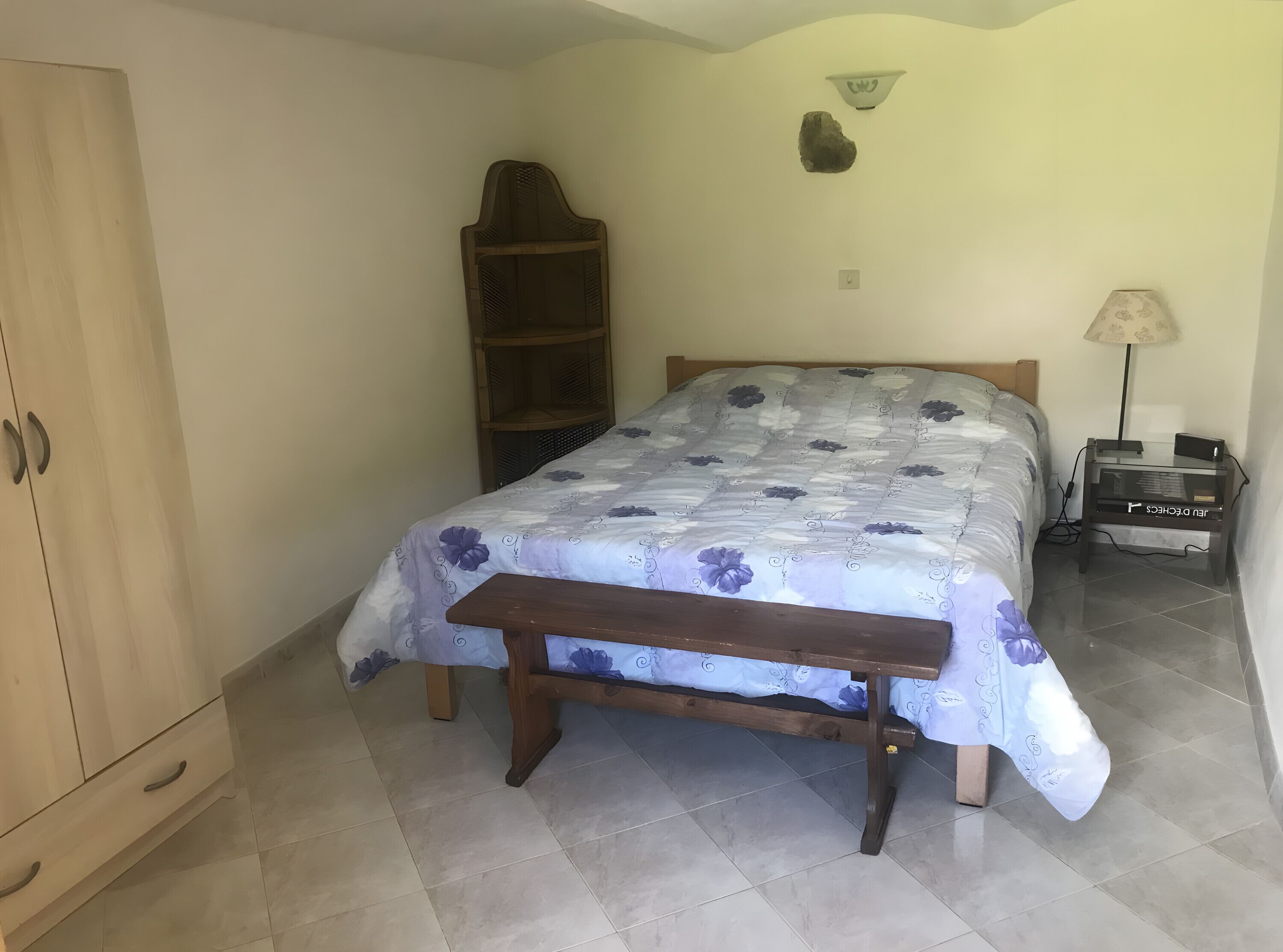 1 slaapkamer, een strijkplank/strijkijzer, wifi, beddengoed