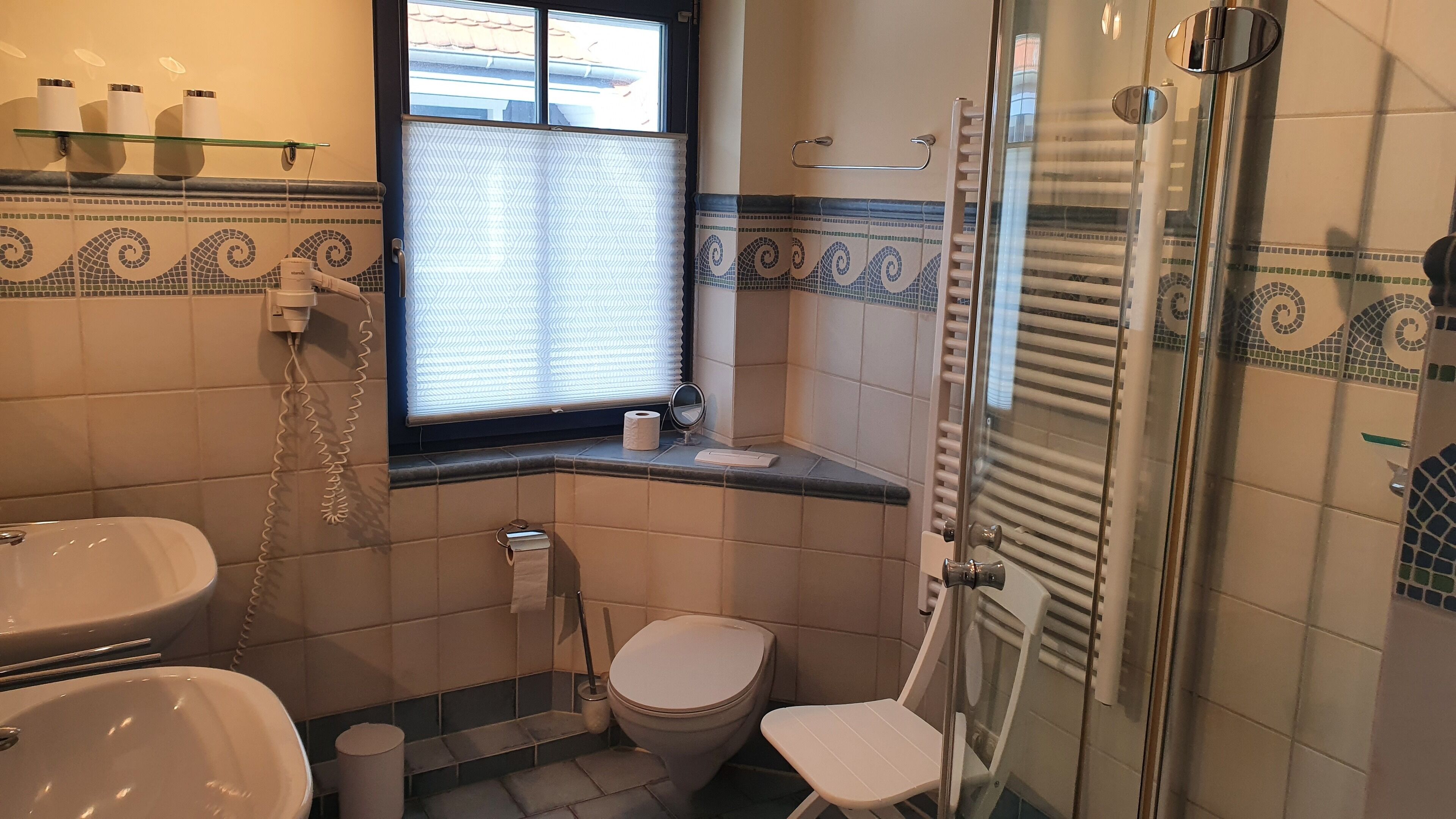 A bathroom with a toilet, bidet, and sink.