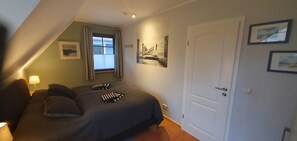3 bedrooms, iron/ironing board, WiFi, bed sheets - Windroos a family-friendly vacation home, in a quiet side street (Zingst)