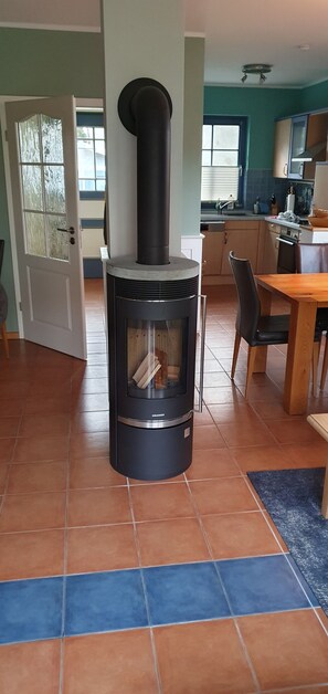 Microwave, oven, stovetop, dishwasher - Windroos a family-friendly vacation home, in a quiet side street (Zingst)