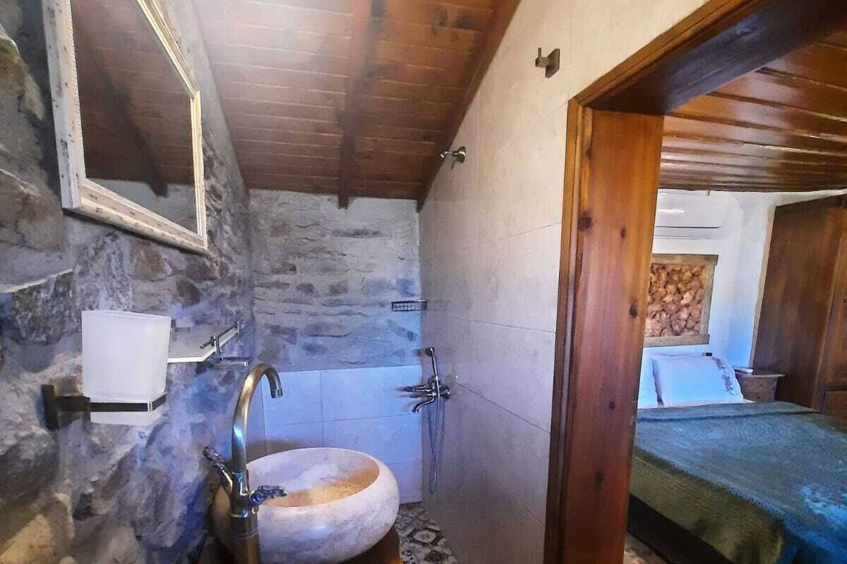 Comfort Suite, Courtyard View