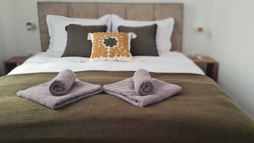 1 bedroom, bed sheets