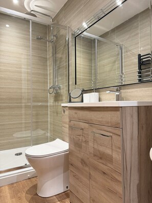 Dusche, Haartrockner, Handtücher, Seife