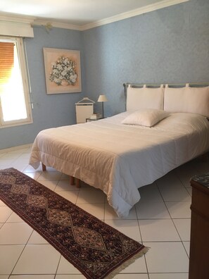 4 habitaciones, tabla de planchar con plancha, wifi y ropa de cama 