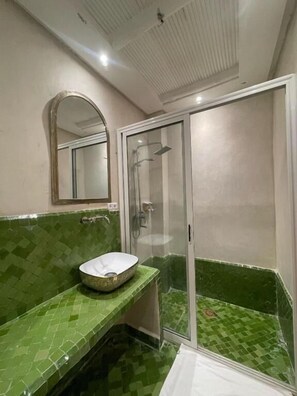 Kahden hengen deluxe-huone (yksi tai kaksi sänkyä), parveke, kaupunkinäköala | Kylpyhuone