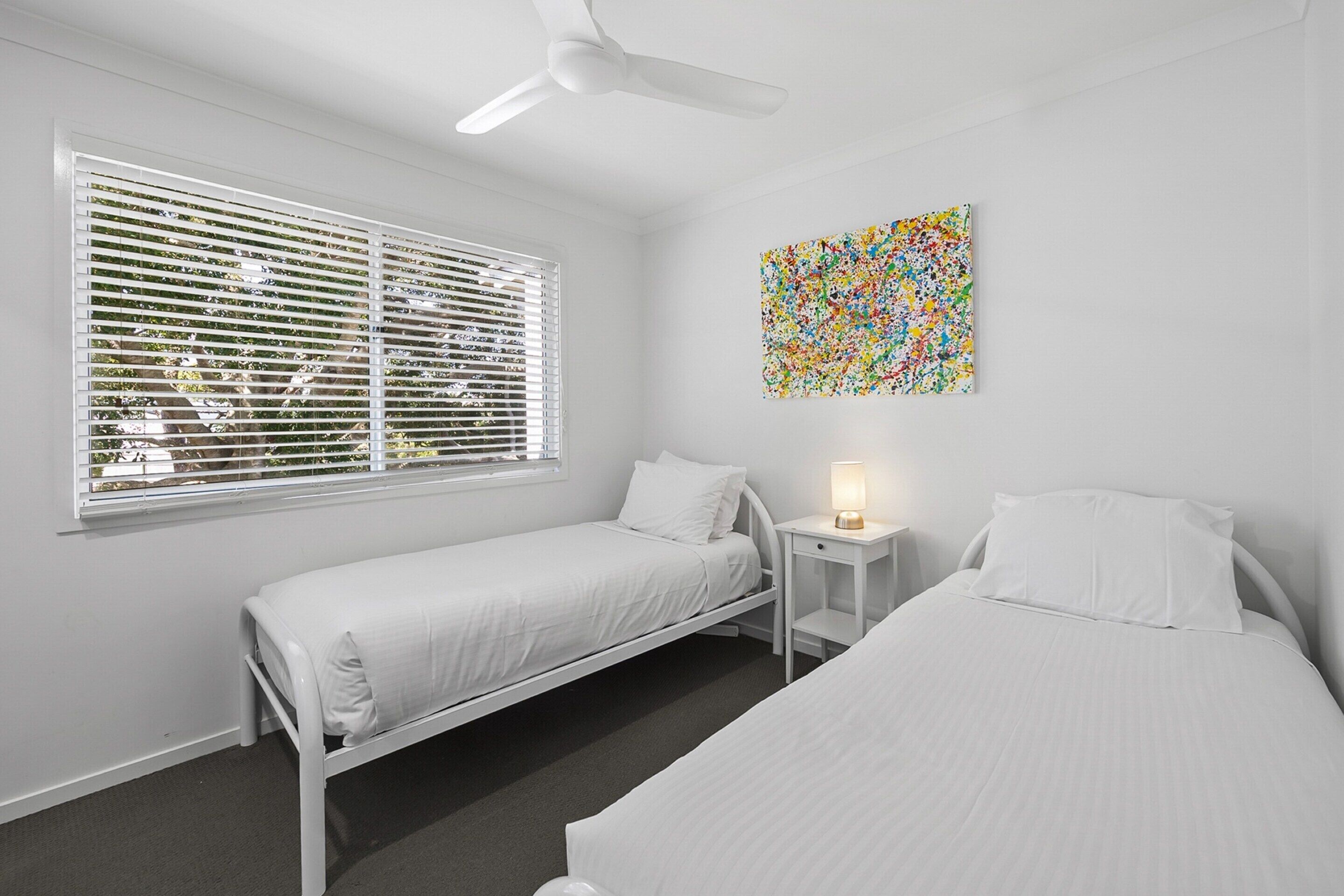 شقة | 3 عدّة غرف نوم ومساحة عمل للكمبيوتر المحمول وملاءات أسرّة