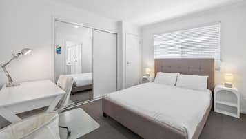 Apartment | 3 bedrooms, laptop workspace, bed sheets