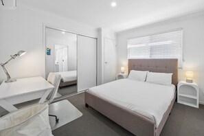 Apartment | 3 bedrooms, laptop workspace, bed sheets - Bright 3-bed Home Near Maroochydore Beach (Sunshine Coast)