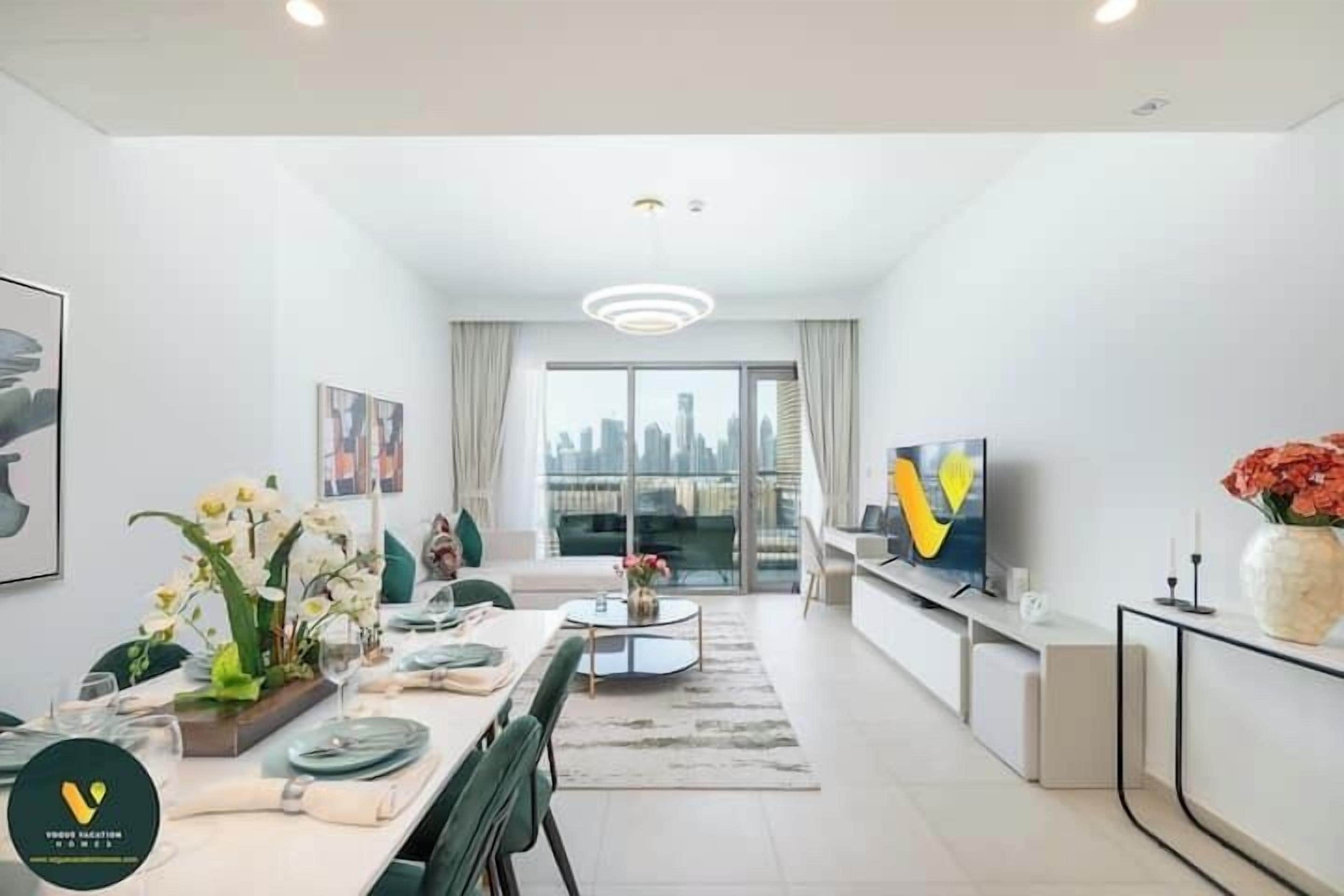 Luxury-Apartment, Balkon, Stadtblick | Wohnbereich | 65-Zoll-Smart-TV mit Kabelempfang