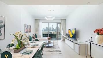 Apartamento superluxo, sacada, vista para a cidade | Área de estar | Smart TV 65 polegadas com canais a cabo
