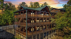 Exterior - Sleeps 30: Amazing Views! Perfect for Groups! (Gatlinburg)