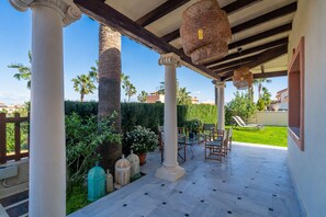 Outdoor dining - Cubo's Casa Los Nebrales & Private Pool Private and communal pool / Air conditioning / Free Wi-Fi (Coín)