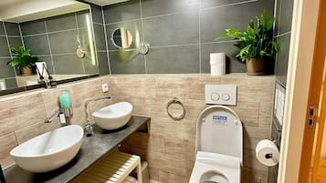 Luxury-Suite, 2 Schlafzimmer, Nichtraucher, Terrasse | Badezimmer