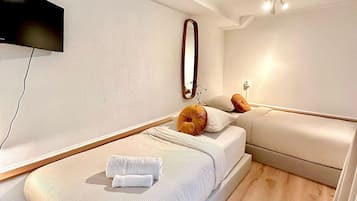 Betten mit Memory-Foam-Matratzen, Verdunkelungsvorhänge