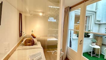 Suite de lujo, 2 habitaciones, para no fumadores, patio | Camas con efecto memoria, cortinas blackout y wifi gratis