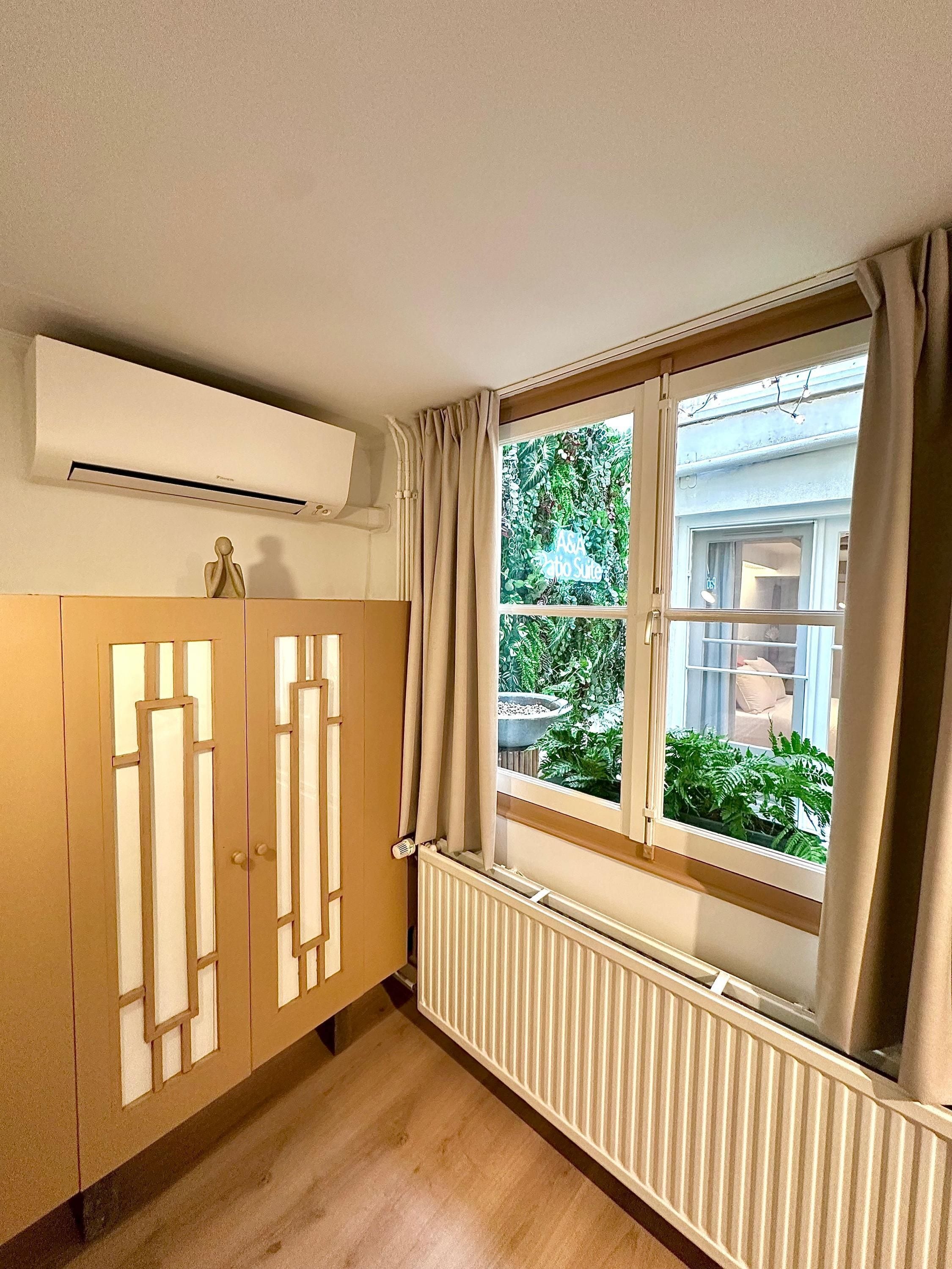 Betten mit Memory-Foam-Matratzen, Verdunkelungsvorhänge