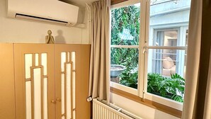 Memory foam beds, blackout drapes, WiFi (free), individually furnished - A&A Patio Suite (Amsterdam)