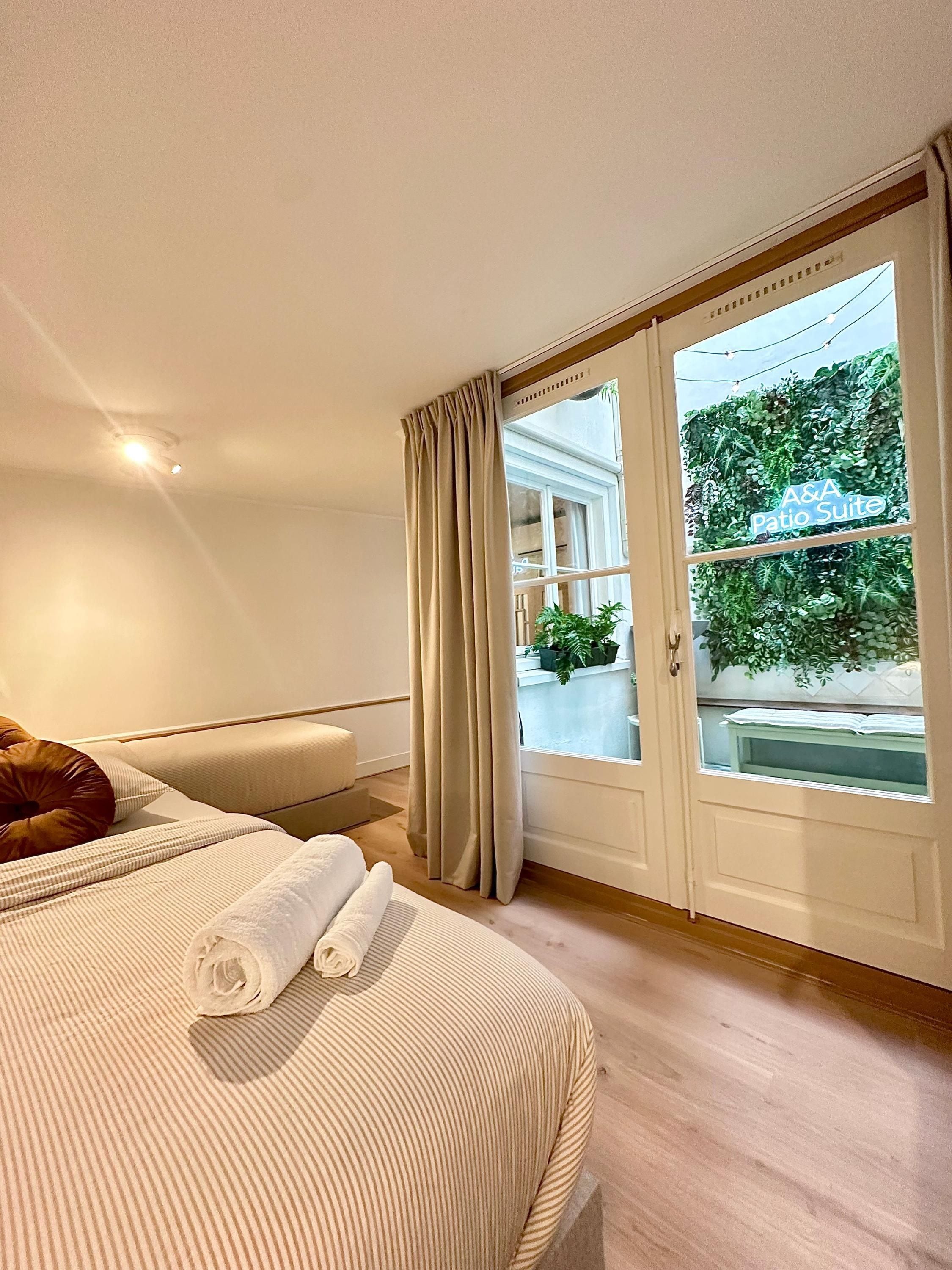 Betten mit Memory-Foam-Matratzen, Verdunkelungsvorhänge