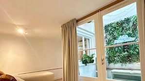 Memory foam beds, blackout drapes, WiFi (free), individually furnished - A&A Patio Suite (Amsterdam)