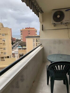 Outdoor dining - Apartment 'Torremolinos Centro' with Sea View, Wi-Fi and Air Conditioning (Torremolinos)