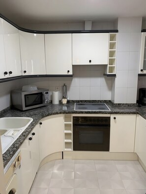 Fridge, microwave, oven, stovetop - Apartment 'Torremolinos Centro' with Sea View, Wi-Fi and Air Conditioning (Torremolinos)