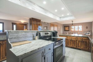 Fridge, microwave, oven, stovetop - Spacious Valley View Lodge - Huge deck! (Fairplay)