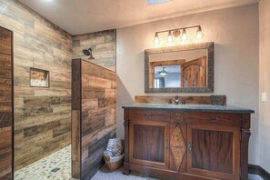 Shower, hair dryer, towels, shampoo - Spacious Valley View Lodge - Huge deck! (Fairplay)