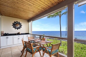 Condo, varias camas, lanai, vista al océano (Surf and Racquet 1205) | Lanai
