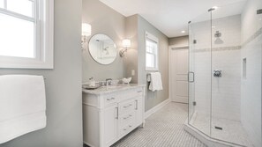 Shower, hair dryer, towels - Charming Waterfront Southampton Home, Perfect for Groups (Southampton)